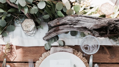 Trang trí bàn tiệc cưới với đĩa ăn theo từng phong cách